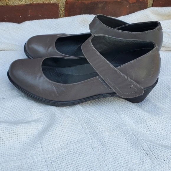 Dansko Mary Jane style clogs 10/40 - Picture 2 of 10